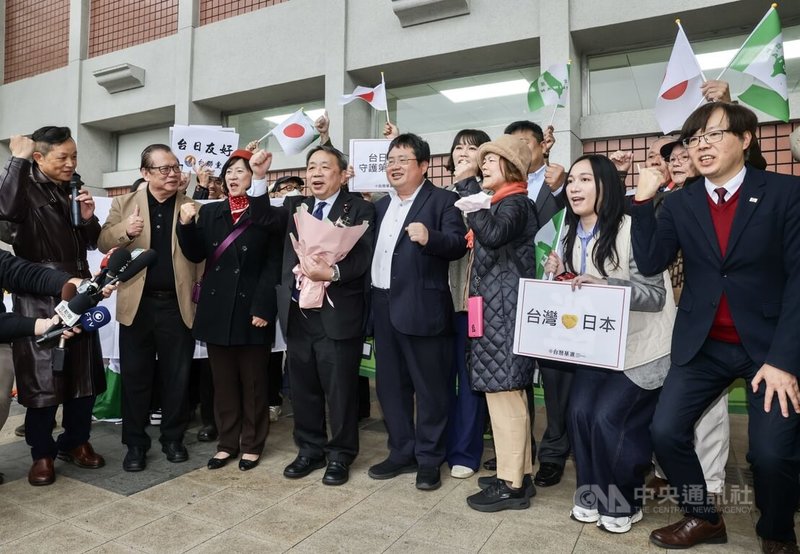 日本維新會中國裔參議員石平(左4)6日訪台,上午搭機抵達台北松山機場,獨派團體和支持民眾到場歡迎他來台訪問。中央社記者裴禛攝 115年1月6日