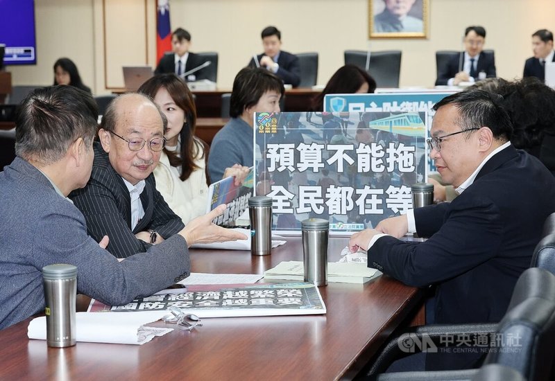 民進黨團總召柯建銘（前左2）6日罕見現身立法院程序委員會，他會後受訪表示，特別到程序委員會是共襄盛舉，對於今天的結論，只有一句話而已，好事多磨，繼續努力。中央社記者郭日曉攝　115年1月6日