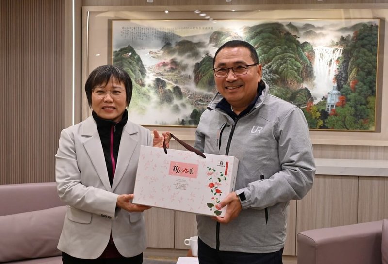 內政部長劉世芳（左）6日拜會新北市政府，由市長侯友宜（右）接待，雙方就社會住宅興辦等住宅政策進行意見交流。（新北市政府提供）中央社記者王鴻國傳真　115年1月6日