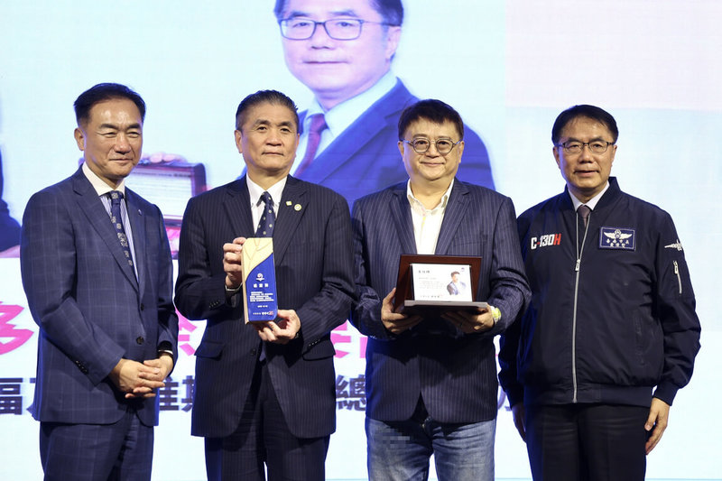 韓國平澤市長鄭長善（左1）率團造訪台南，6日與台南市長黃偉哲（右1）受邀出席台韓農產食品經貿論壇。（台南市政府提供）中央社記者楊思瑞台南傳真 115年1月6日