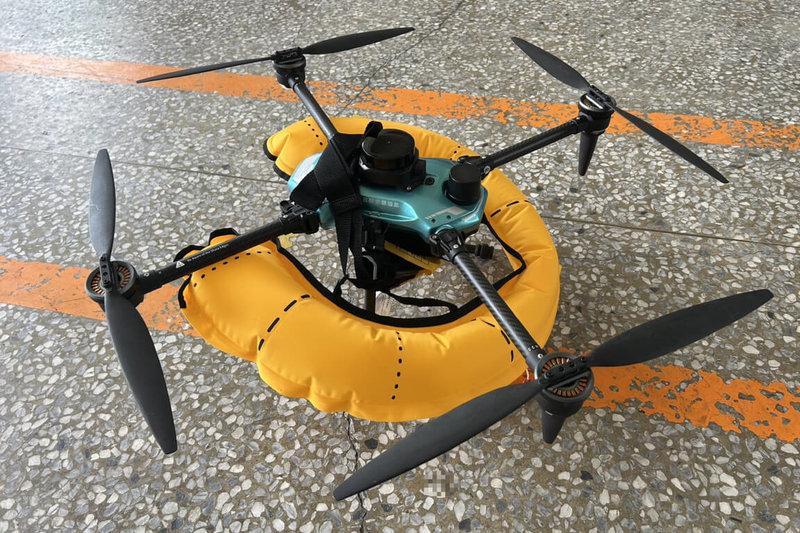 台南市消防局與金屬工業研究發展中心合作完成無人機浮力裝置開發與建置作業，改善無人機突發失控墜入水域沉沒遺失情況。（台南市消防局提供）中央社記者楊思瑞傳真  115年1月6日