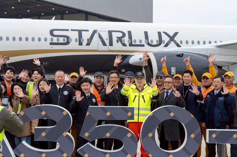 星宇航空首架A350-1000廣體客機完成交機，由董事長張國煒（右4）親駕返台，張國煒受訪時說今年交機量大，知道員工對年終有意見，但希望員工諒解。（星宇航空提供）中央社記者葉臻傳真　115年1月6日