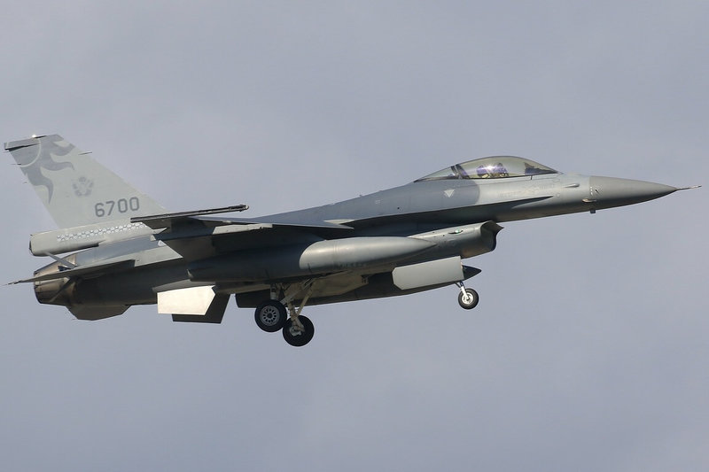 空軍司令部6日發布新聞稿表示，花蓮基地一架F-16V（blk20）單座戰機（機號6700），晚間由飛行官辛姓上尉駕機起飛執行例行性訓練任務，於花蓮縣豐濱鄉東面10浬疑跳傘，空軍已成立應變中心，展開搜尋行動。（讀者阿昌提供）中央社記者李先鳳傳真　115年1月6日