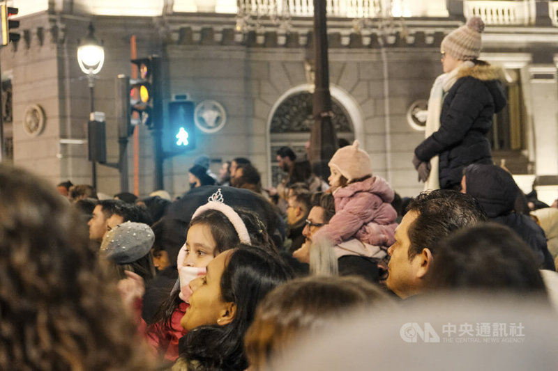 1月6日「三王節」對西班牙人意義重大，傳統上是孩子們收耶誕禮物的日子，被視為「西班牙的兒童節」。首都馬德里5日晚間舉行「三王節遊行」活動，雖然受到北極寒流來襲影響，夜晚氣溫降至攝氏1度，但是來看遊行的孩子們熱情不減，坐在父母親的肩上開心地向三王揮手，高喊「三王節快樂」。中央社記者胡家綺馬德里攝 115年1月6日