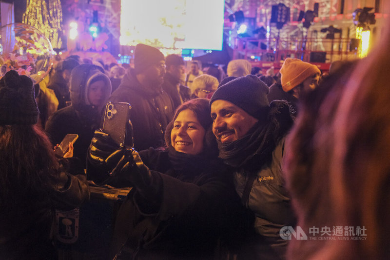 西班牙人熱愛「三王節」（Día de Reyes）慶典，首都馬德里5日晚間舉行年度「三王節遊行」，大人小孩共襄盛舉，許多民眾在活動結束後，還依依不捨歡樂自拍。中央社記者胡家綺馬德里攝 115年1月6日