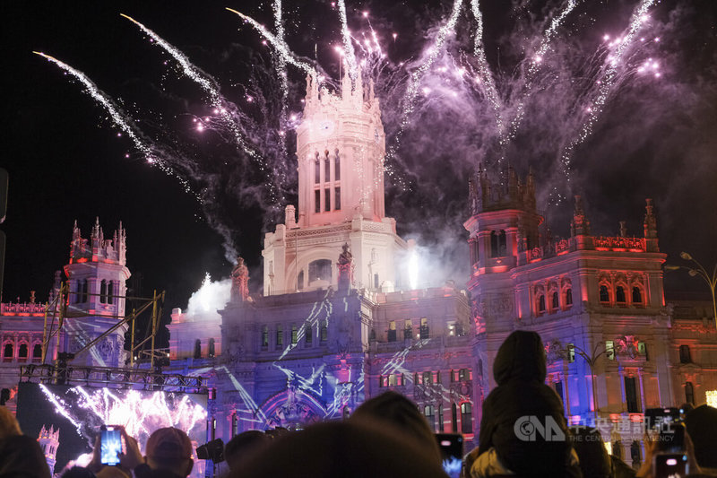 西班牙首都馬德里5日晚間舉行孩童們期待了一整年的「三王節遊行」（Cabalgata de los Reyes），在三王演說後，以煙火秀搭配燈光秀，為活動畫下句點。中央社記者胡家綺馬德里攝 115年1月6日