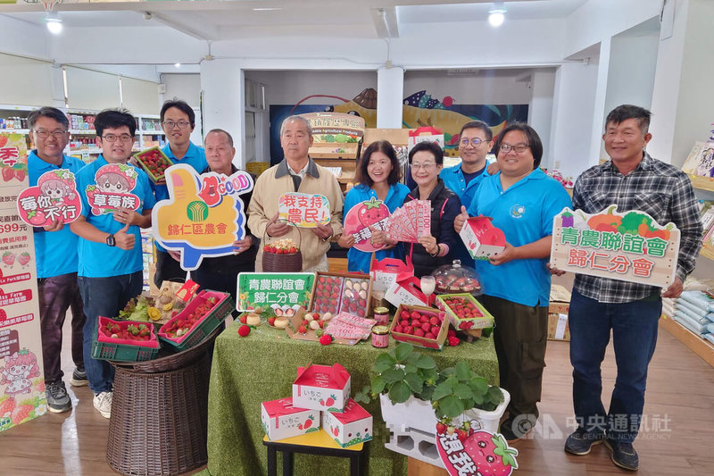 台南市歸仁區農會6日舉辦首屆歸仁草莓季活動宣傳記者會，邀請參與觀光果園青農展示鮮果及副產品，宣布草莓季10日啟動。中央社記者楊思瑞攝　115年1月6日