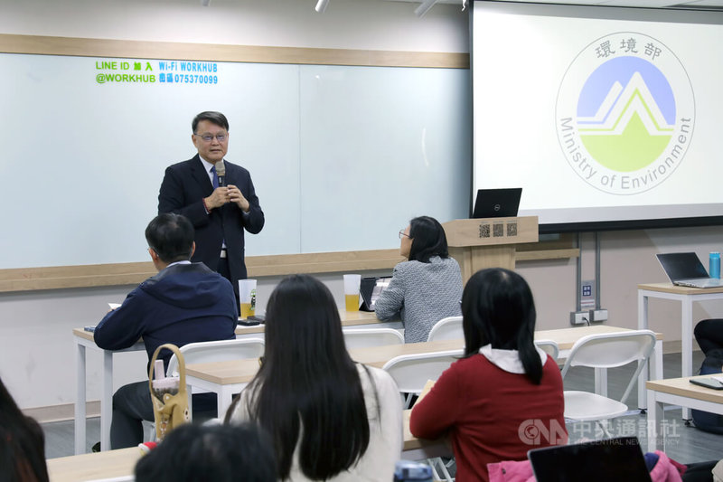 環境部與美國國家航空暨太空總署（NASA）合作推動「高屏3D空品實驗」，2025年進一步延伸至雲嘉南地區，6日舉行記者會分享相關實驗成果，由環境部政務次長謝燕儒（站立者）主持。中央社記者張已亷攝　115年1月6日