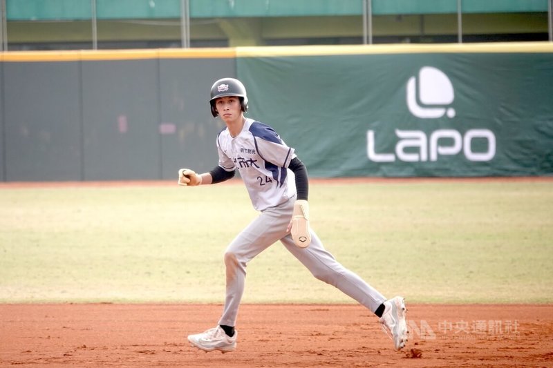 台北市大野手鍾緯澤（圖）6日在114學年度大專棒球聯賽（公開一級）複賽敲關鍵安、為勝利打點，助隊擊敗中信科大。中央社記者謝靜雯攝　115年1月6日