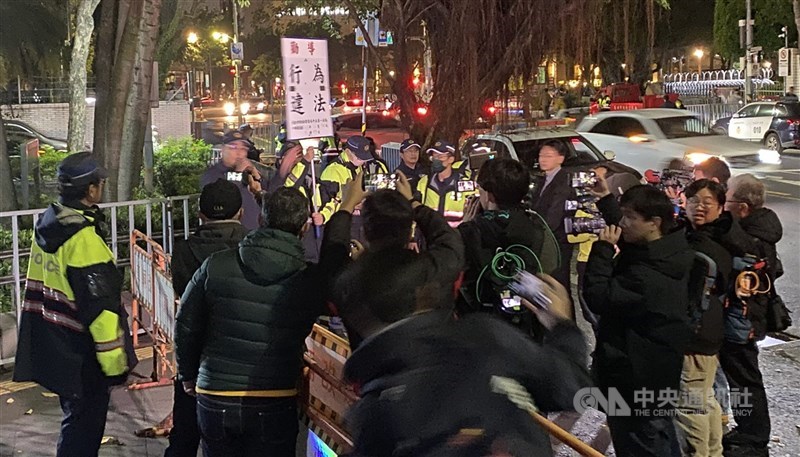 前台北市長柯文哲涉及京華城等案，台北地方法院於民國113年12月26日召開羈押庭。群眾至台北地檢署外抗議，警方舉牌警告。（中央社檔案照片）