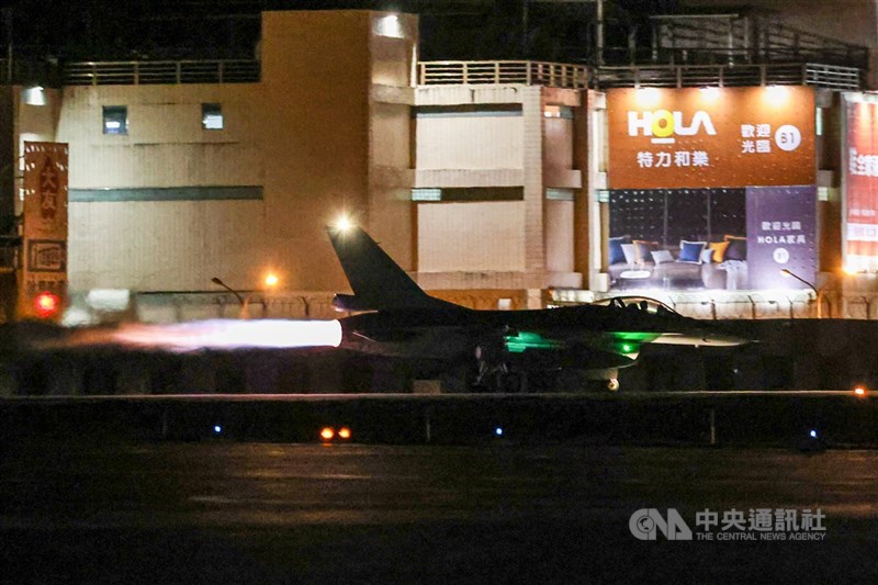 圖為空軍花蓮基地F-16V演練夜間緊急起飛。（中央社檔案照片）