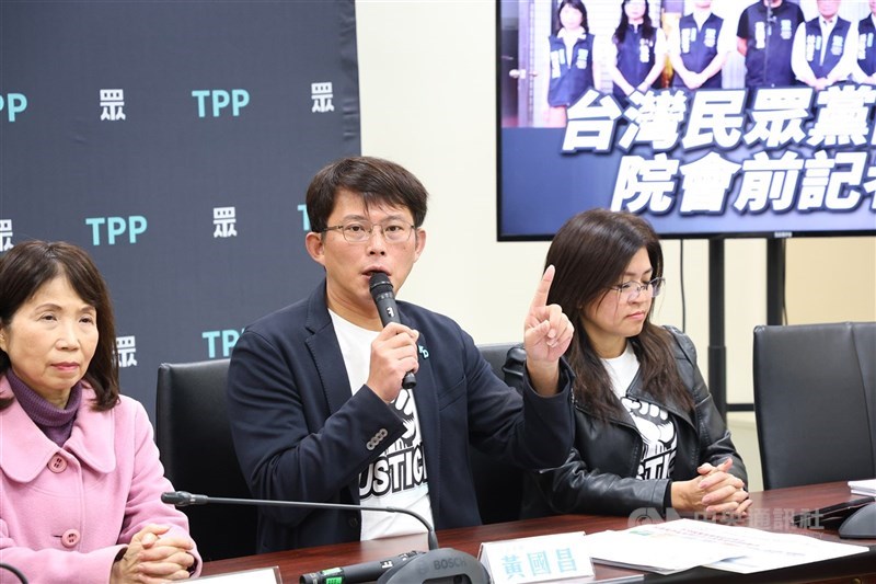 圖為民眾黨召開記者會支持適度提高警消所得替代率。（中央社檔案照片）