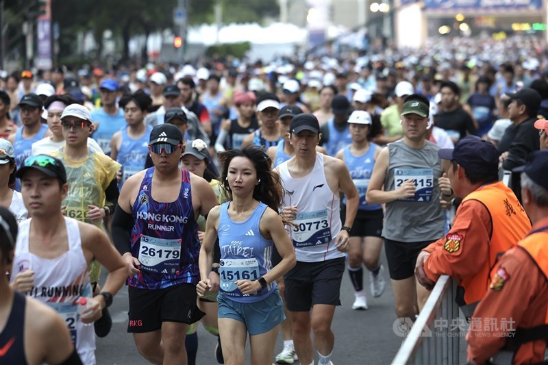 圖為台北馬拉松114年12月21日上午在台北市政府廣場前開跑。（中央社檔案照片）