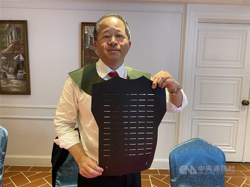 圖為八貫董事長劉宗熹手持戰術背心（Ammunition Panel）。 （中央社檔案照片）
