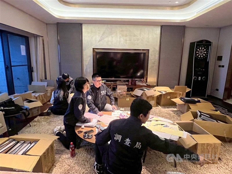 圖為法務部調查局偵辦太子集團詐騙組織案，去年發動偵蒐行動。（中央社檔案照片）