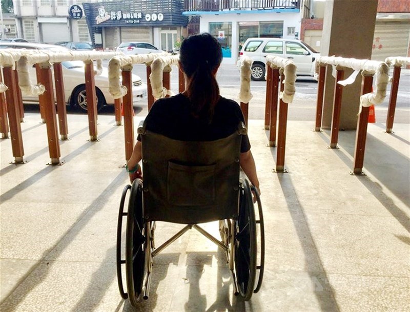 圖為輪椅族因空間規劃遭受通行困難示意。（中央社檔案照片）