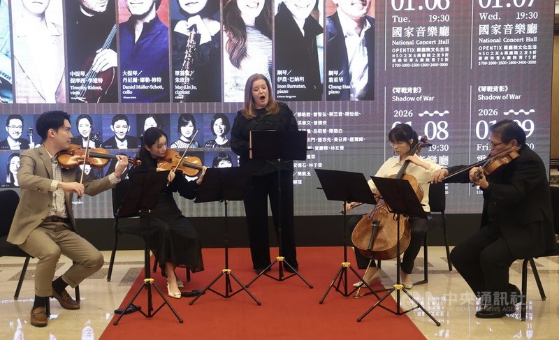 NSO黃俊文與好朋友們室內樂音樂節邁入第4屆，6日於國家音樂廳盛大展開，次女高音珍妮佛．詹森．卡諾（Jennifer Johnson Cano）（中）下午在宣告記者會帶來精彩演出片段。中央社記者張皓安攝　115年1月6日