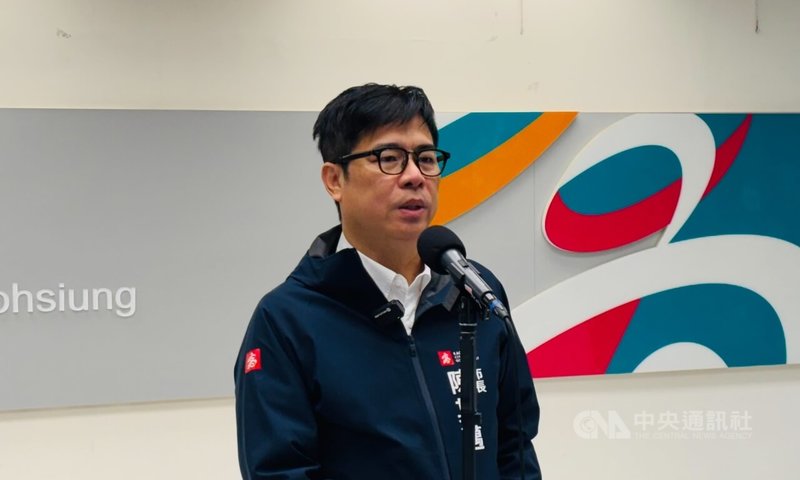 高雄市衛生局心衛中心前執行秘書涉利用職務之便，肉搜並性侵未成年被害人。高雄市長陳其邁（圖）6日接受媒體聯訪表示，已要求衛生局及社會局務必痛定思痛，將制度缺漏進行完整檢討。中央社記者蔡孟妤攝　115年1月6日