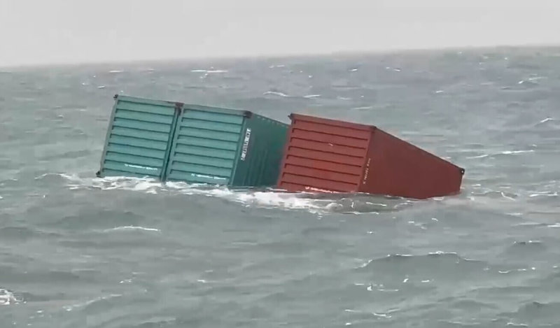 香港籍貨櫃輪中聯黃埔（CULHUANGPU）6日航行經過新北市石門區外海（基隆港北方約17.5浬處）時，疑因未固定妥善，船上27個空貨櫃遭大浪打落，海巡單位已協助搜尋3個，後續將持續搜尋。（海巡署基隆海巡隊提供）中央社記者沈如峰基隆傳真　115年1月6日