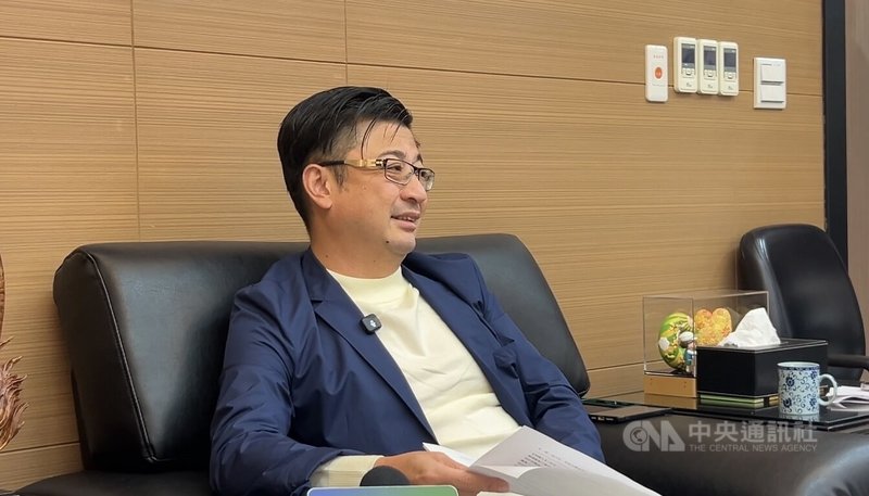 國民黨立委謝衣鳯6日指出，黨中央包括前任及現任主席都曾希望她出馬參選彰化縣長，她才會公開表態投入彰化縣長選舉初選；謝衣鳯的弟弟謝典霖（圖）傍晚受訪時說，他無意參選縣長，但會投入議員及議長選舉。中央社記者吳哲豪彰化攝　115年1月6日