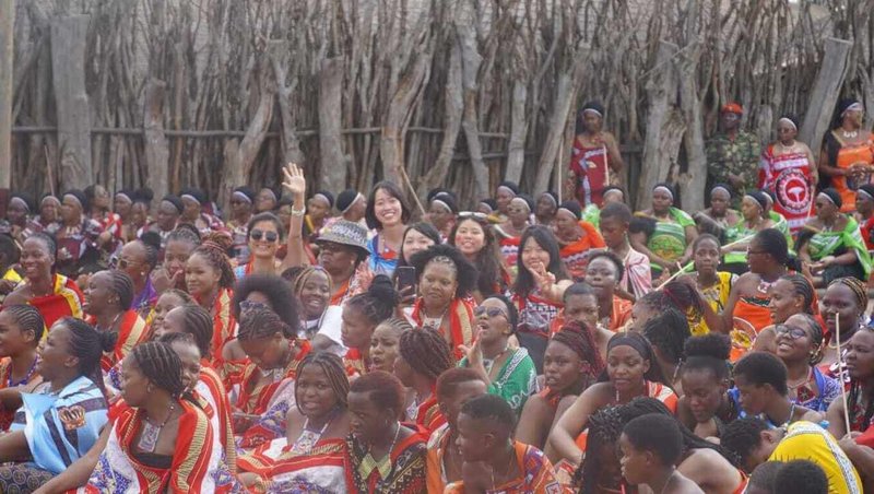 史瓦帝尼勇士節(Incwala)行軍活動出發前,Ngabezweni王宮周邊聚集大批身著傳統服飾的史國婦女,以歌唱與應和方式參與儀式。(駐史瓦帝尼王國大使館提供)中央社記者李依璇約翰尼斯堡傳真 115年1月6日