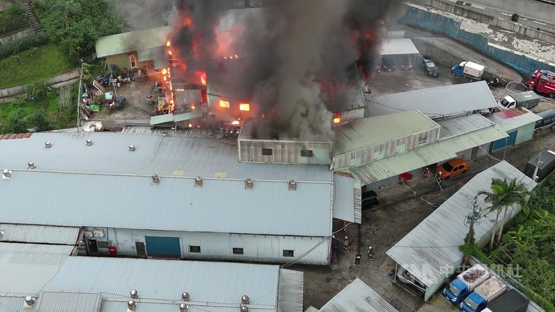 新北市中和區鐵皮工廠6日上午火災，冒出濃烈黑煙。消防局派遣45車、85人搶救，目前火勢控制，無人受困。（翻攝畫面）中央社記者曹亞沿傳真 115年1月6日