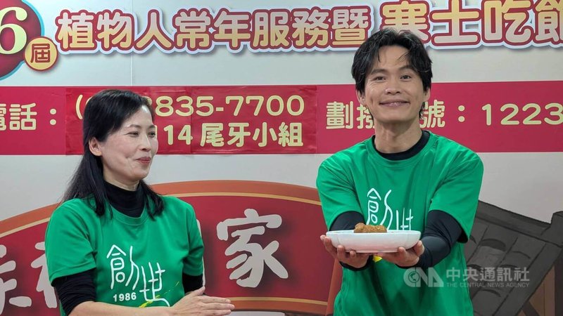 演員黃鐙輝(右)6日擔任傳愛大使,捲起袖子烹煮象徵「圓滿」的琥珀獅子頭,讓植物人院民也能嚐嚐年味,呼籲民眾響應「第36屆寒士吃飽30-送禮到家」。中央社記者曾以寧攝 115年1月6日