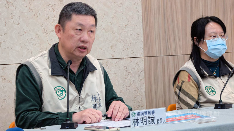 針對國內流感疫情走勢，衛福部疾管署發言人林明誠（左）6日指出，最新預估1月下半月將進入流行期，春節前後達最高峰。中央社記者曾以寧攝　115年1月6日