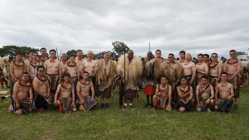 史瓦帝尼國王恩史瓦帝三世（King Mswati III）（中）、駐史瓦帝尼王國大使梁洪昇（中左）及聯合國駐史瓦帝尼協調員瓦奇拉（George Wachira）（中右），與「台灣軍團」在勇士節（Incwala）行軍活動途中合影。（駐史瓦帝尼王國大使館提供）中央社記者李依璇約翰尼斯堡傳真　115年1月6日