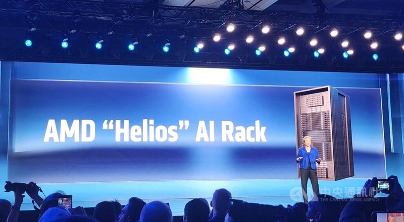 超微（AMD）執行長蘇姿丰5日於美國消費性電子展（CES）主題演講，談及Helios AI伺服器機架。中央社記者張欣瑜拉斯維加斯攝　115年1月6日