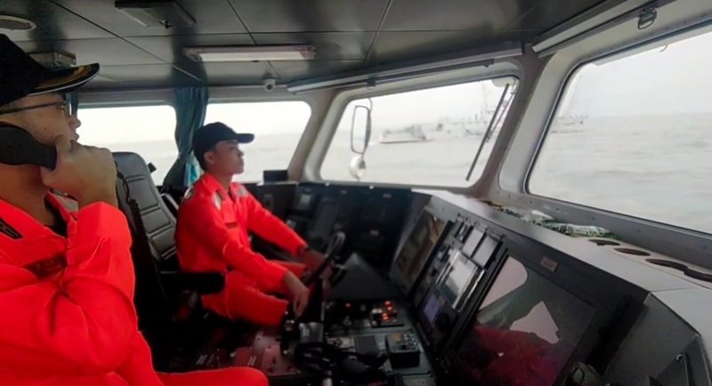 4艘中國海警船6日下午侵擾金門水域，海巡署巡防艇採一對一併航監控，並透過中、英文無線電廣播要求其立即轉向。（海洋委員會海巡署金馬澎分署提供）中央社記者吳玟嶸傳真　115年1月6日