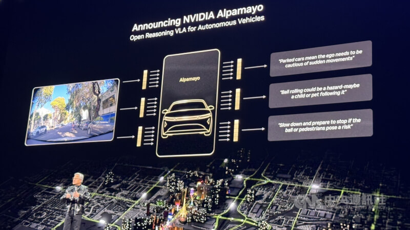 輝達執行長黃仁勳在美國消費性電子展（CES）揭曉全新自駕車人工智慧技術Alpamayo。中央社記者張欣瑜拉斯維加斯攝　115年1月6日