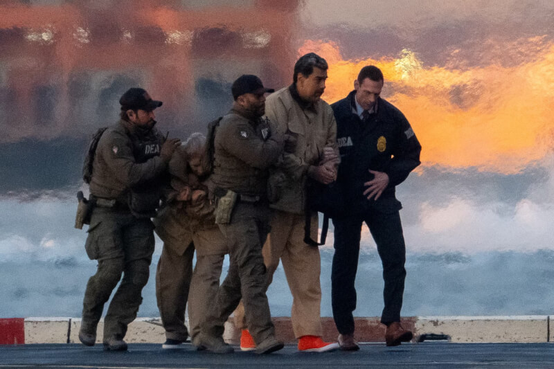 委內瑞拉遭推翻的總統馬杜洛（右2）與其妻子（左2）搭乘直升機飛抵美國紐約曼哈頓。（路透社）