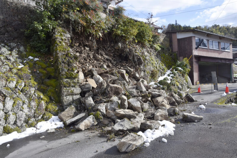 日本島根縣6日上午接連發生觀測到震度5強不等的地震，最大震度出現在島根縣東部與鳥取縣西部。圖為鳥取縣一座石牆因地震崩塌。（共同社）