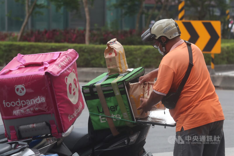 圖為外送員接單送餐。（中央社檔案照片）