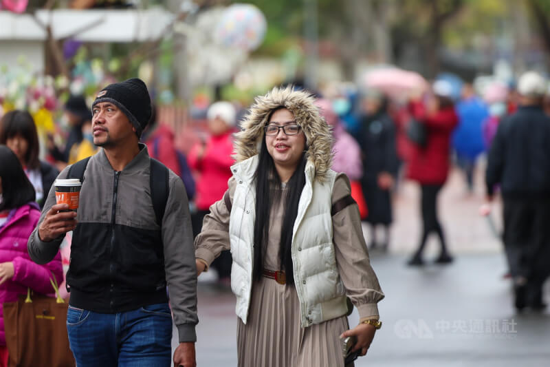 圖為遊客穿著保暖衣物前往士林官邸。（中央社檔案照片）