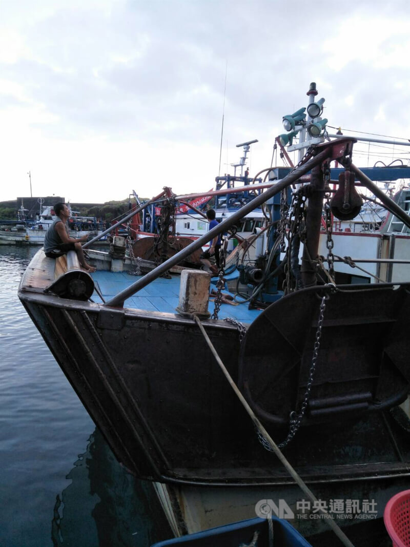 農業部漁業署表示，提升外籍船員勞動權，已要求雇主提高外籍船員薪資，民國115年起新聘外籍船員最低月薪從550美元（約新台幣1萬7265元）調到570美元（約新台幣1萬7892元）。（中央社檔案照片）