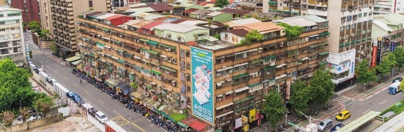 台北市都市更新處表示，因產權複雜曾被外界形容是台北版九龍城寨的信維整宅，市府拍板由台北住都中心擔任實施者，預定今年中徵求出資廠商，期盼以公私協力推動此公辦都更案。圖為信維整宅現況。（都更處提供）中央社記者劉建邦傳真　115年1月6日