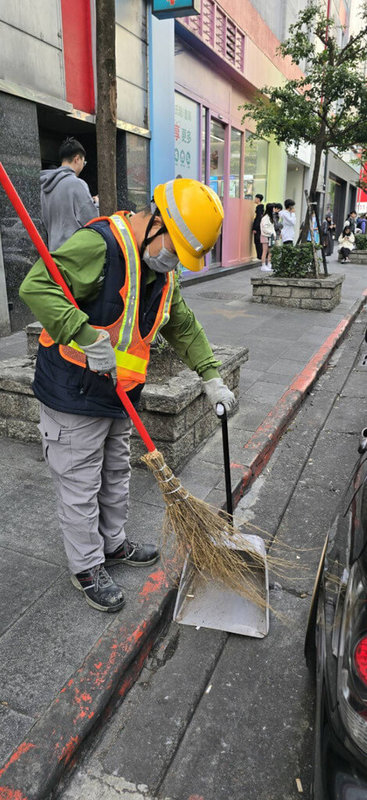 台北市環保局說，信義區遭人亂丟酒瓶，滿地碎玻璃，污染道路也釀安全風險，經警方協助調查後從重開罰行為人，環保局並派員徹底清掃。（台北市環保局提供）中央社記者楊淑閔傳真 115年1月6日