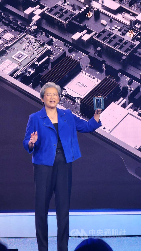 超微(AMD)執行長蘇姿丰5日在美國消費性電子展(CES)上秀出新一代AI加速器Instinct MI 455X。中央社記者張欣瑜拉斯維加斯攝 115年1月6日