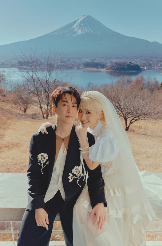藝人陳漢典（左）、LULU（右）將於25日舉辦婚禮，6日2人公開赴日本富士山拍攝的婚紗照，陳漢典更放閃宣示，會像這座富士山一樣，永遠穩定地陪在LULU身邊。（天地合娛樂提供）中央社記者洪素津傳真　115年1月6日