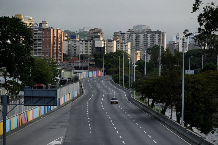 委內瑞拉總統馬杜洛3日遭美國抓捕後，一輛汽車行駛在委內瑞拉首都卡拉卡斯空蕩蕩的街道上。（路透社）