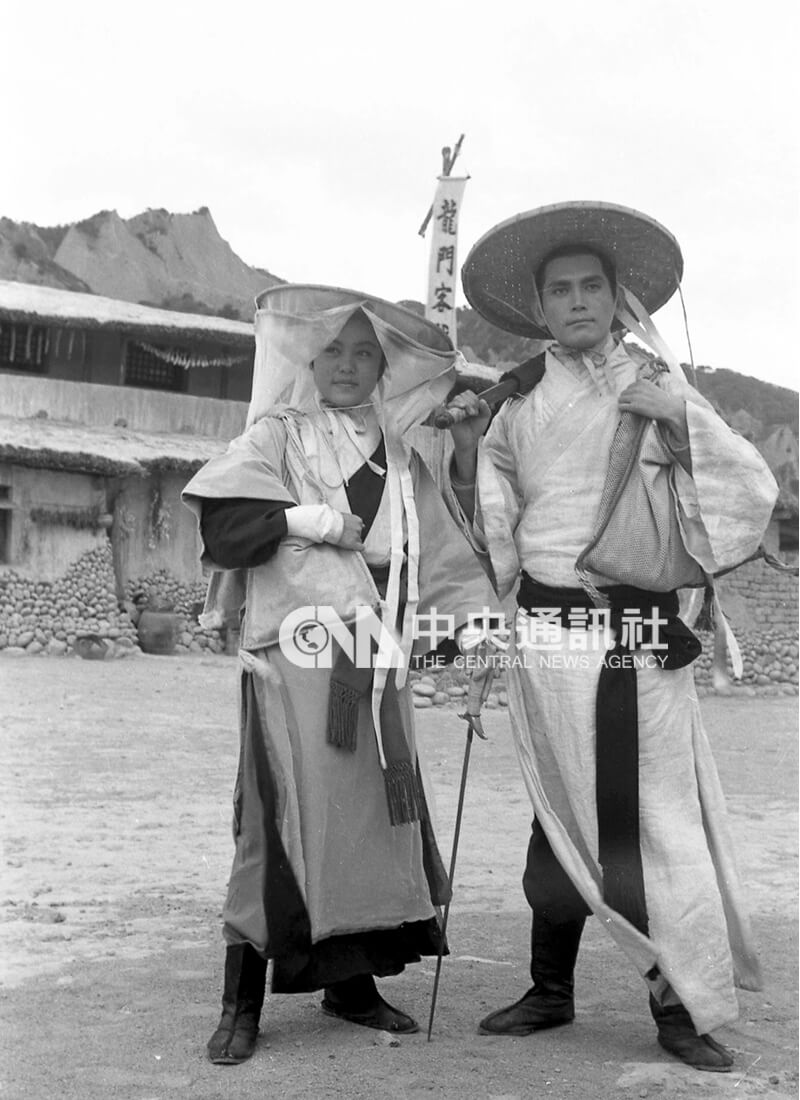 電影「龍門客棧」中男主角石雋（右）與飾演朱輝的上官靈鳳（左）兩人在片中的俠士造型。中央社記者潘月康攝 56年1月9日