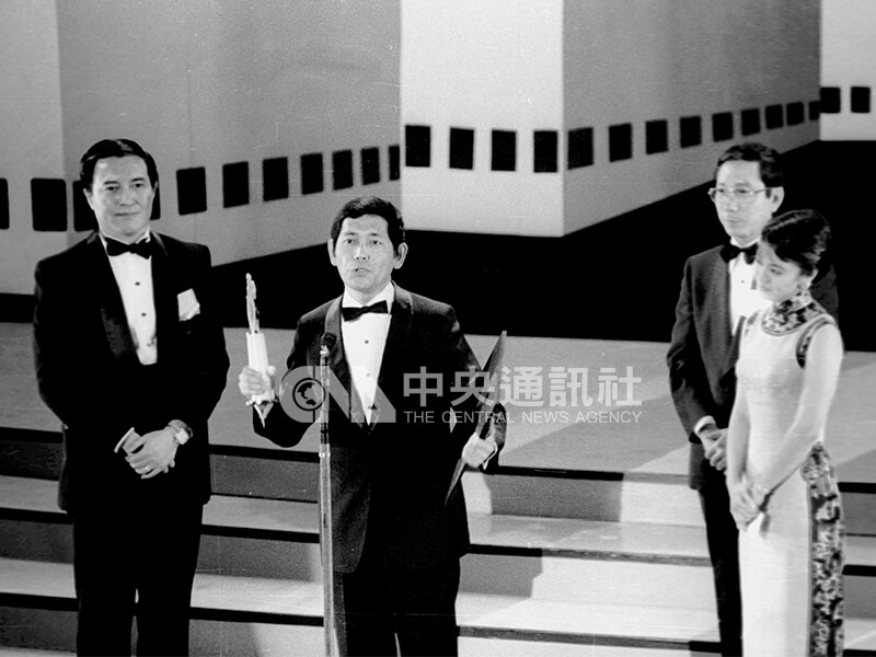 影星石雋（左2）以「大輪迴」榮登第28屆亞太影展影帝，圖為他致詞時畫面，左1為影星柯俊雄。中央社記者馮國鏘攝　72年11月19日