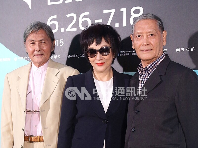 「俠女」主要演員徐楓（中）、石雋（右）、白鷹（左）在該片修復首映會中合影。中央社記者吳翊寧攝　104年7月5日