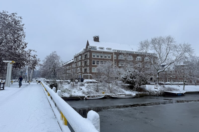 荷蘭首都阿姆斯特丹5日被白雪覆蓋。（路透社）