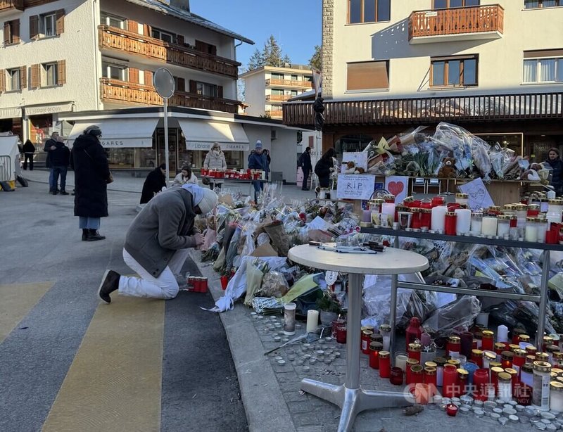 瑞士滑雪勝地克蘭蒙丹納(Crans-Montana)一處酒吧發生重大火災,克蘭蒙丹納全市約一萬人,許多市民直接認識受難者與其家庭,大家都堅強互相支持。白天零下的氣溫中,許多人安靜默哀,守在事發現場久久不願離去。中央社記者郭芳君克蘭蒙丹納攝 115年1月7日