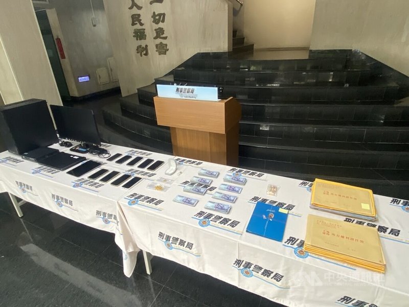 具黑幫背景的吳姓與楊姓男子與境外詐騙集團合作，誘騙被害人透過中古車行申辦貸款詐財，刑事局獲報循線逮捕34人並查扣多項贓證物，詢後依詐欺等罪嫌將人送辦。（翻攝照片）中央社記者蘇木春傳真　115年1月7日