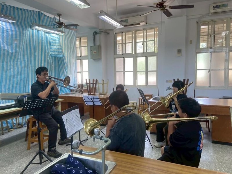 嘉義高中校友管樂團成員日前到嘉縣大埔國中小學指導學生練習管樂，圖為長號分部練習。（鄧杰翔提供）中央社記者蔡智明傳真　115年1月7日