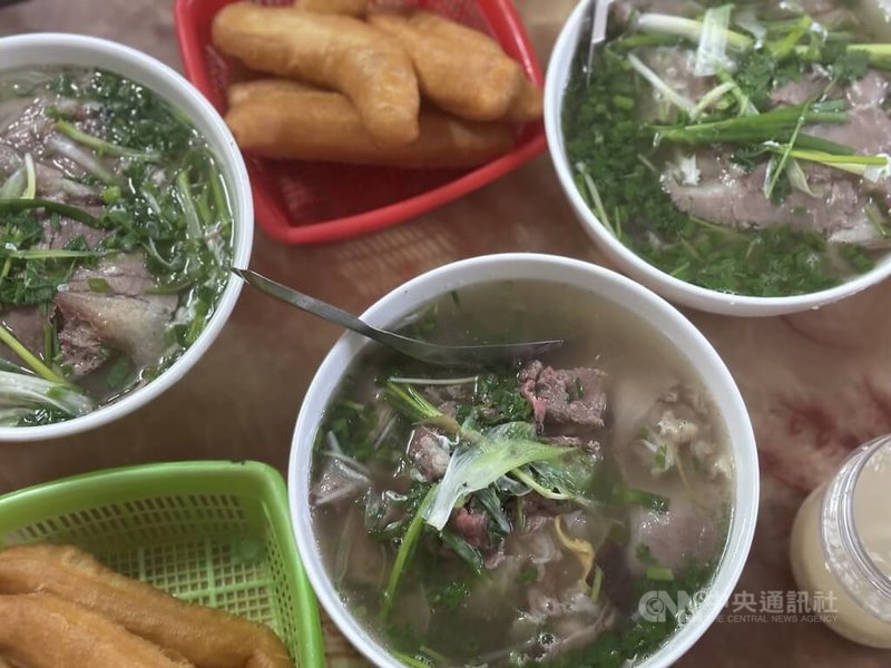 越南河粉是越南的國民美食與料理代表之一，近年來在國際上越來越受歡迎，河粉店遍布全球，以溫潤的湯頭與份量飽滿的牛肉擄獲人心。河內河粉沒有豆芽，而是搭配小油條。中央社記者曾婷瑄河內攝　115年1月7日